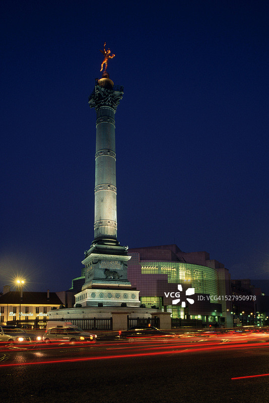 七月圆柱和巴士底歌剧院图片素材