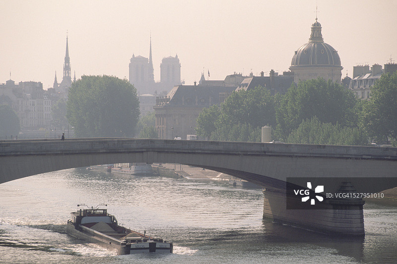 驳船从皇家桥下通过图片素材