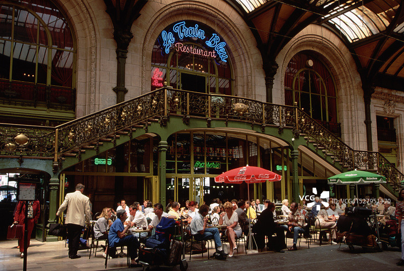 里昂车站餐厅用餐场景图片素材