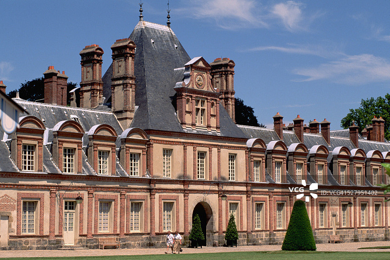 游客在枫丹白露城堡的白马庭院漫步图片素材