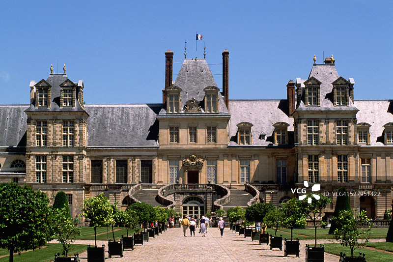 游客在枫丹白露城堡的白马庭院漫步图片素材