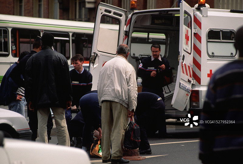 救护车司机在巴黎街头帮助事故受害者图片素材