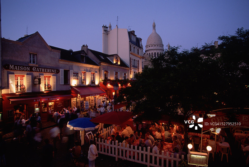 傍晚时分，蒙马特的人行道咖啡馆迎来了用餐者图片素材