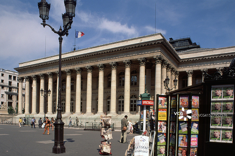 证券交易所前的报刊亭图片素材