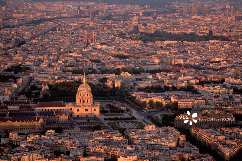 埃菲尔铁塔的傍晚景色图片素材
