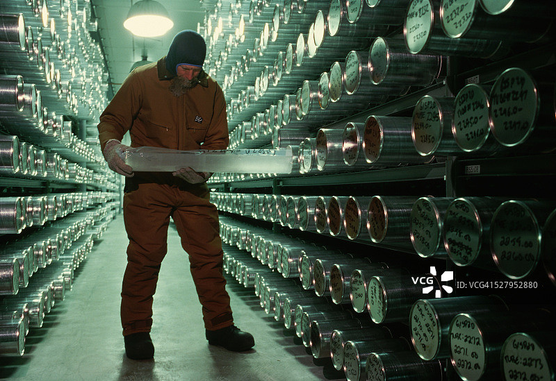 冰芯样品在冷冻箱中图片素材