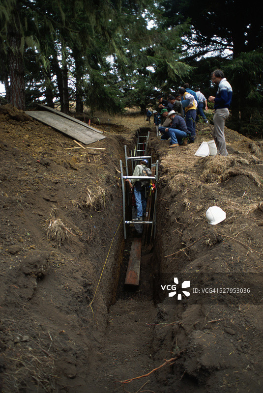 考察远古地震图片素材