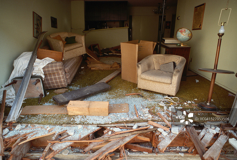 地震摧毁的公寓图片素材