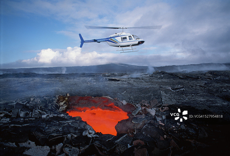 飞越熔岩管的直升机图片素材