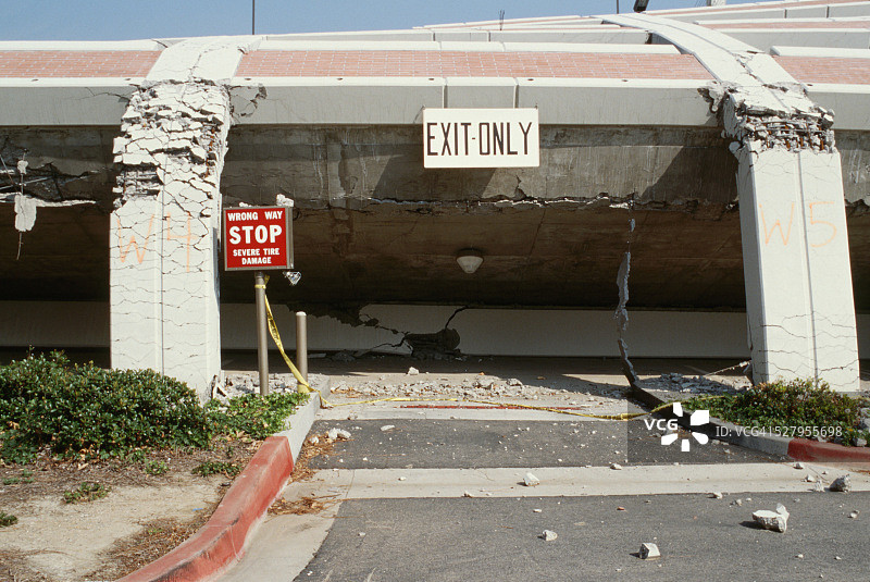 倒塌的停车场图片素材