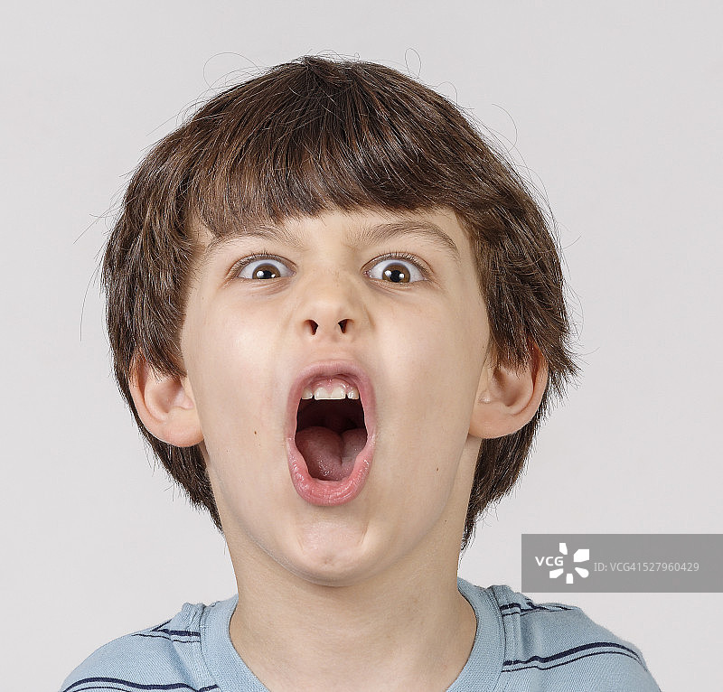 做鬼脸的男孩图片素材