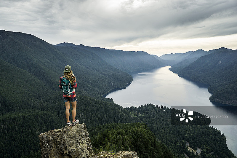 徒步前往风景优美的观景点图片素材
