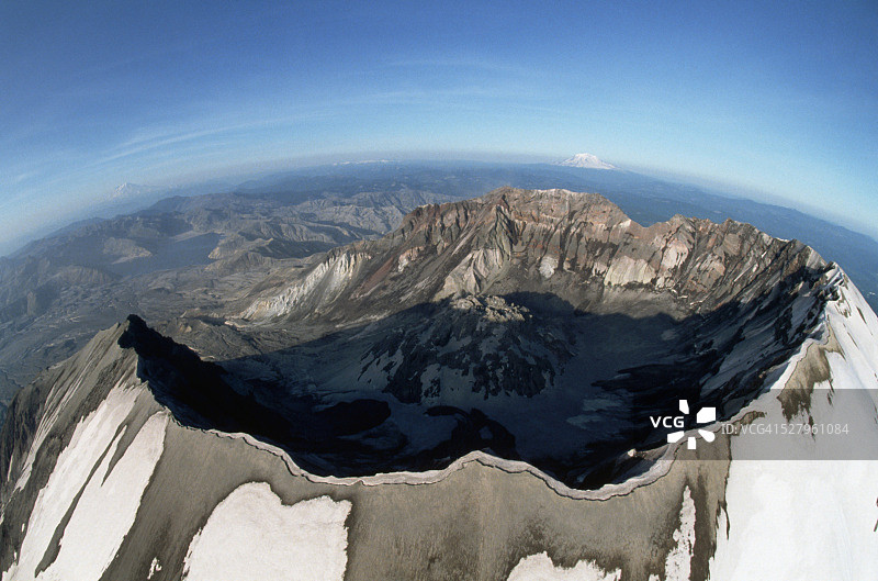 圣海伦斯山和另外两座火山图片素材
