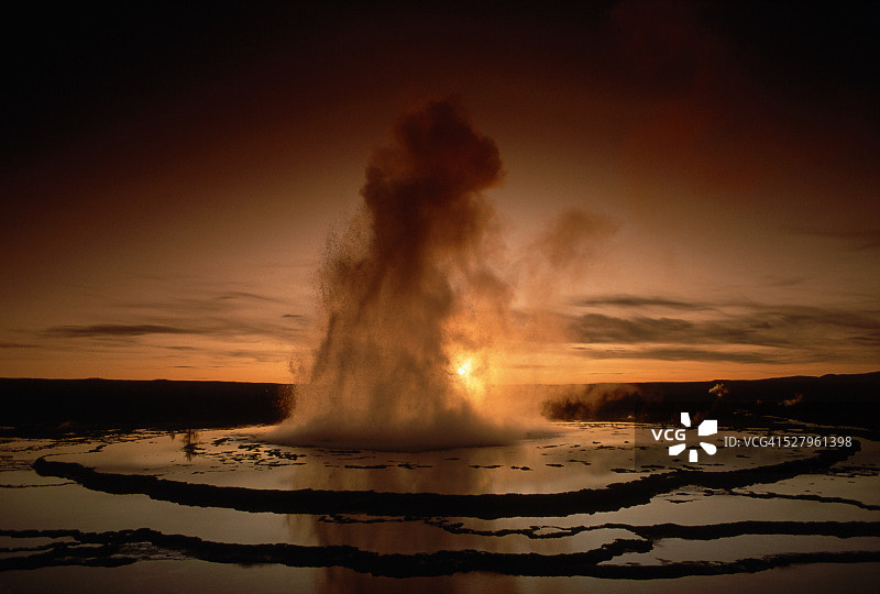 大喷泉间歇泉的日落图片素材
