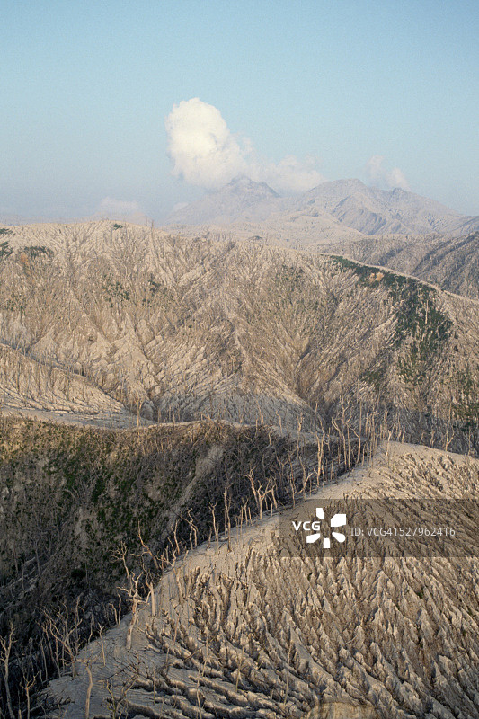 被皮纳图博火山灰覆盖的山丘图片素材