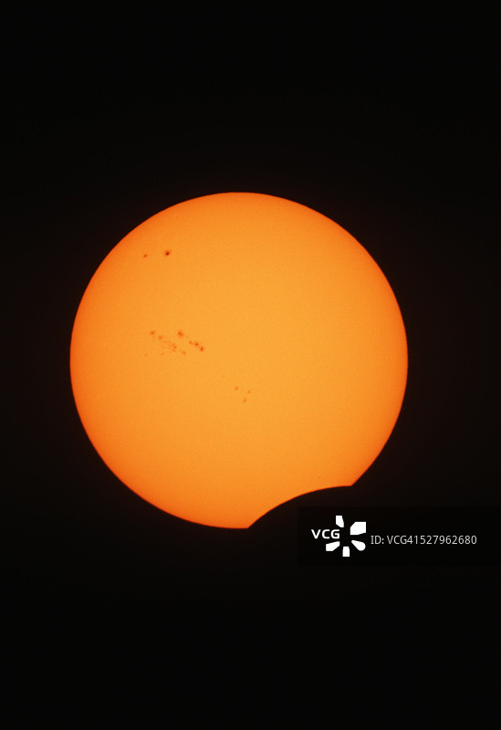 日食开始图片素材