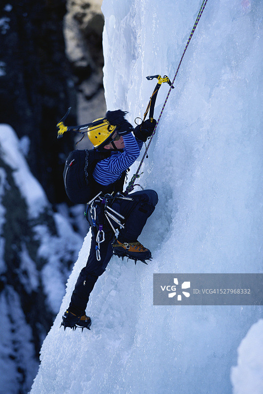女人攀冰图片素材
