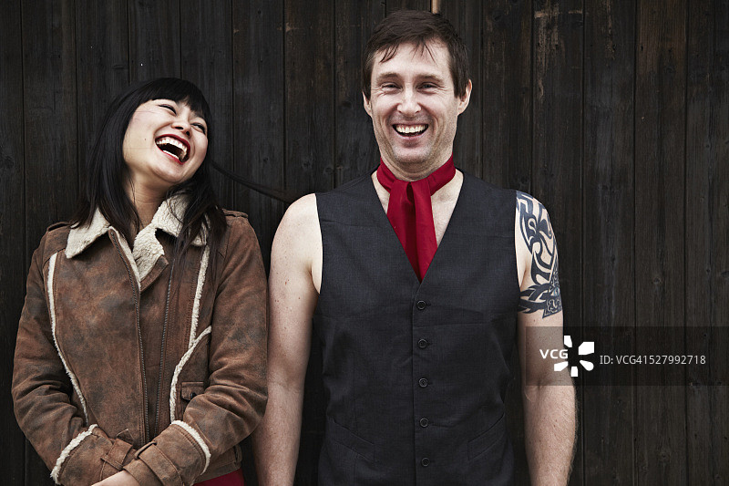 大笑的年轻情侣图片素材