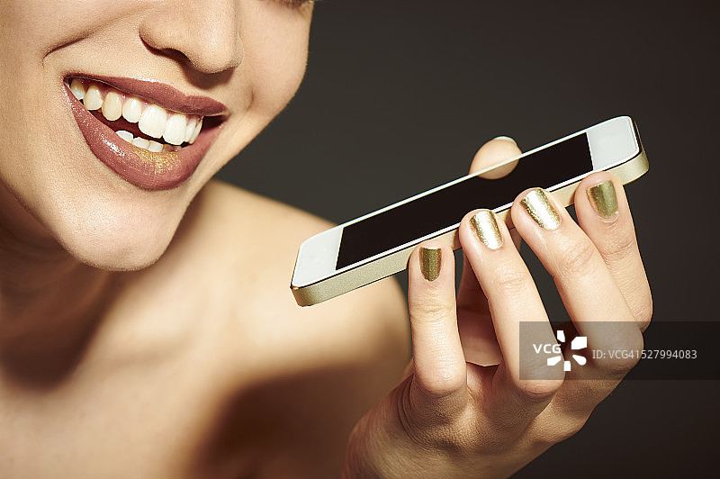 使用智能手机的女人图片素材