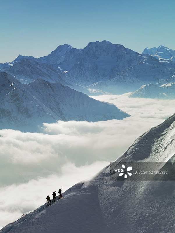 在瑞士沃州阿莱奇冰川地区的登山者图片素材