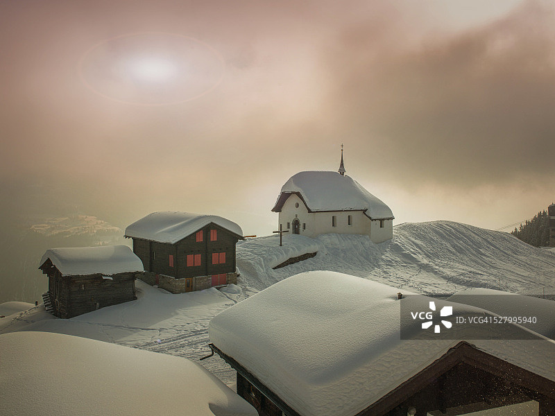 瑞士沃州阿莱奇冰川地区的木屋图片素材
