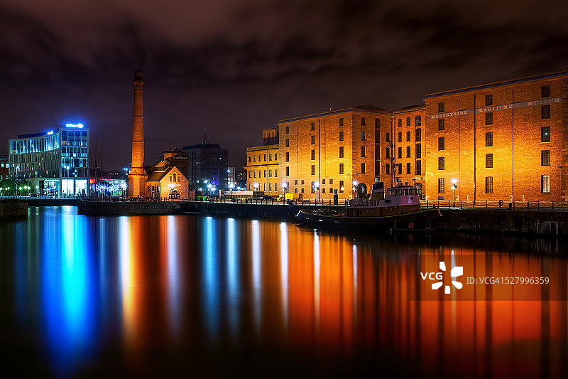 英国利物浦阿尔伯特码头灯光图片素材