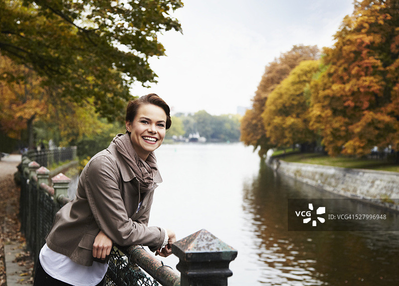 公园里的女人肖像图片素材