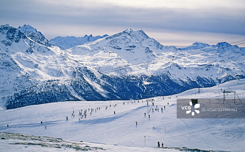 滑雪者在滑雪坡上图片素材