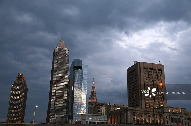 美国俄亥俄州克利夫兰市中心建筑上空的乌云图片素材