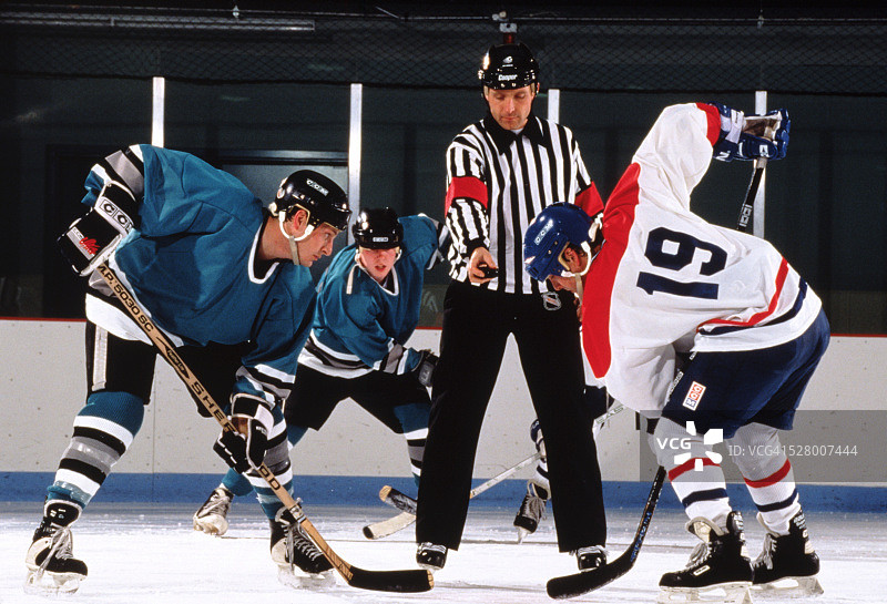 裁判准备掷球图片素材