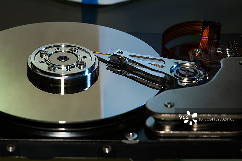 硬盘驱动器内部盘片图片素材