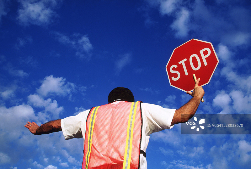 带有停止标志的交通管理员图片素材