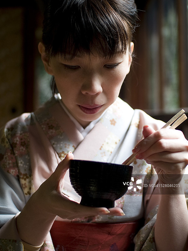 吃善哉汤的和服女人图片素材