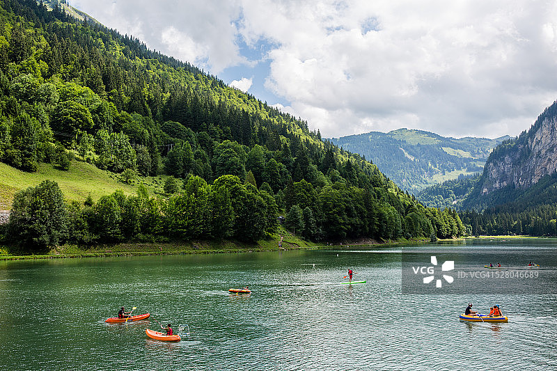 法国阿尔卑斯山蒙特里翁德湖上的独木舟图片素材