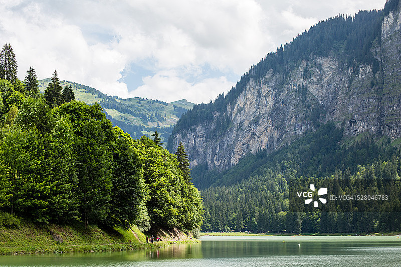 法国阿尔卑斯山蒙特里翁湖图片素材