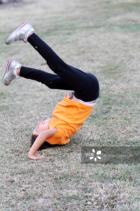 在草地上翻跟头图片素材