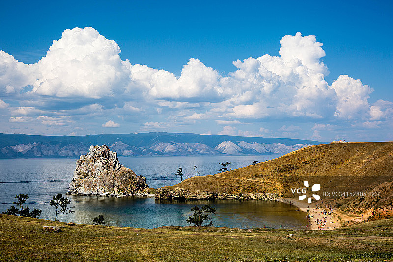 俄罗斯贝加尔湖奥利洪岛上的萨满岩图片素材