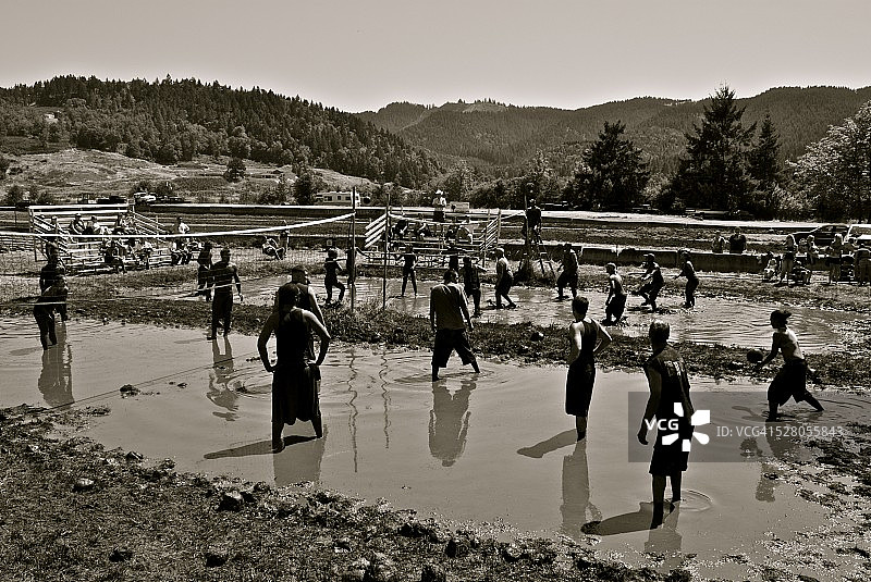 泥地排球单色照片图片素材