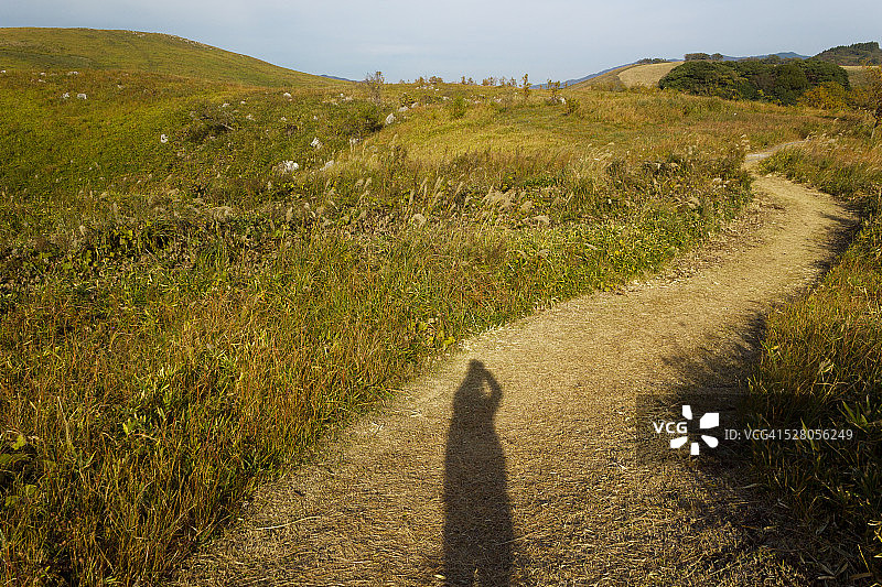 日本秋吉台的自然小径图片素材