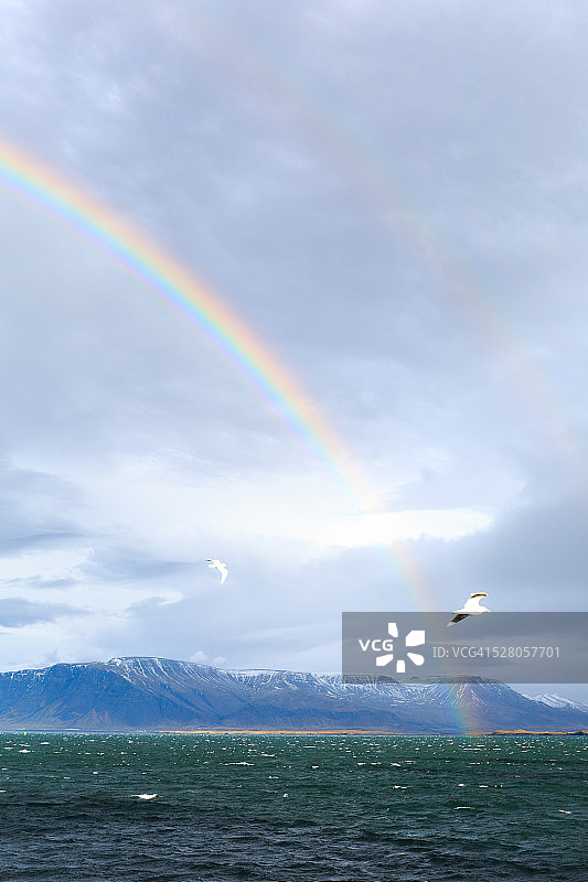 雷克雅未克山脉和海面上的彩虹图片素材