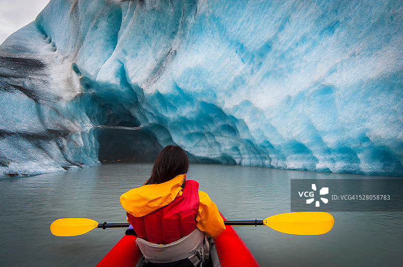 阿拉斯加冰川泻湖皮划艇之旅图片素材