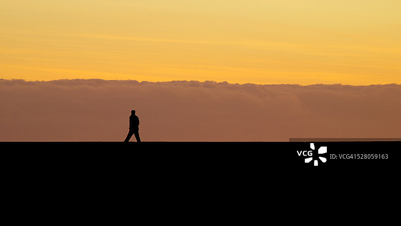 进退维谷图片素材