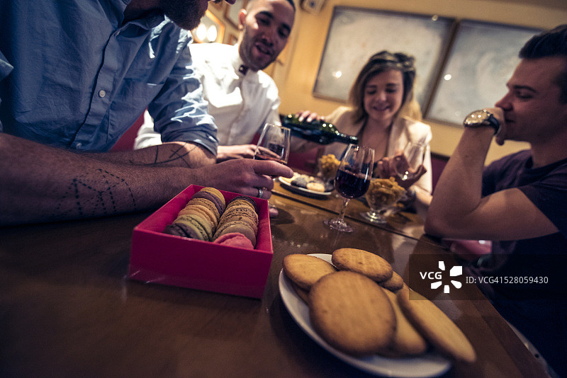 摆满甜点的桌子图片素材