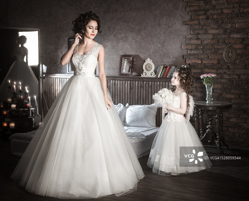 美丽的新娘和婚礼天使图片素材