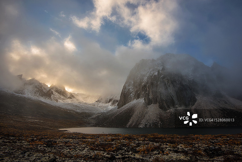 雾中山峰图片素材