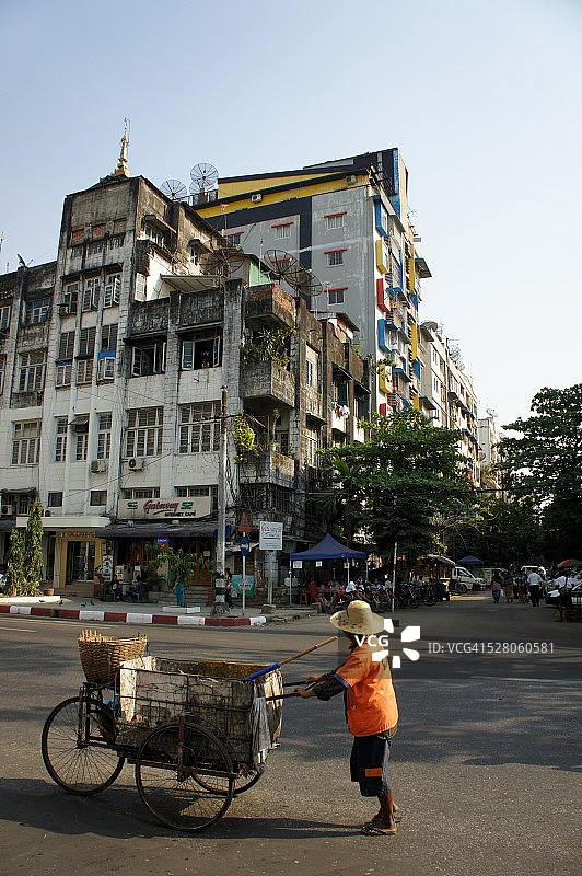 在仰光工作的街道清洁工图片素材