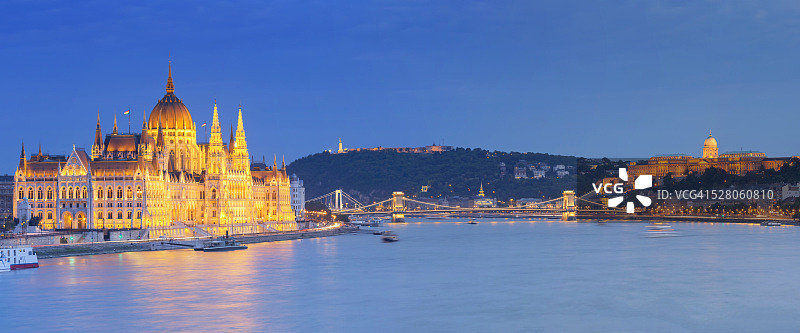 布达佩斯议会大厦、锁链桥、城堡山和城堡在黄昏时分图片素材