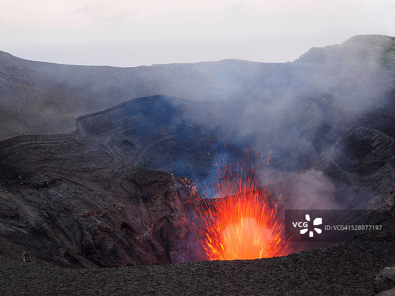 瓦努阿图塔纳岛亚苏尔火山喷发图片素材