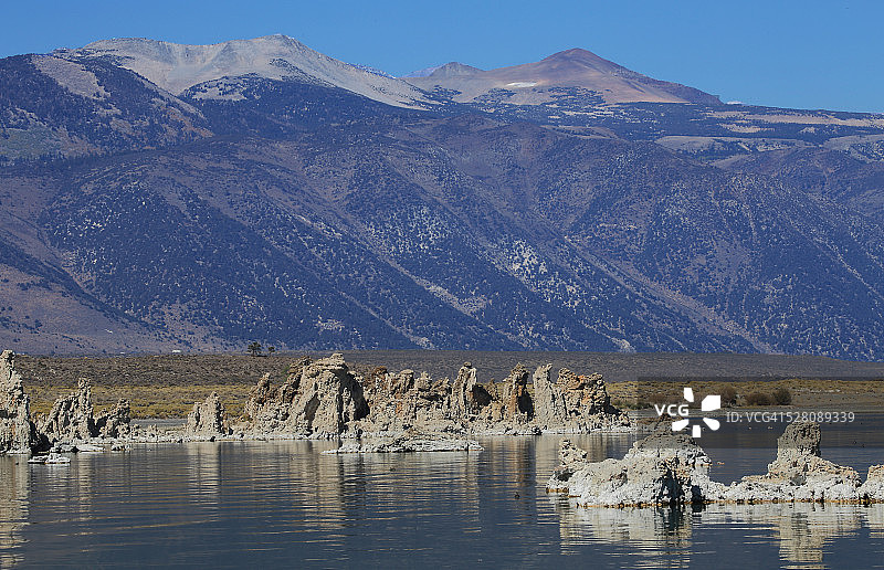 莫诺湖与内华达山脉图片素材