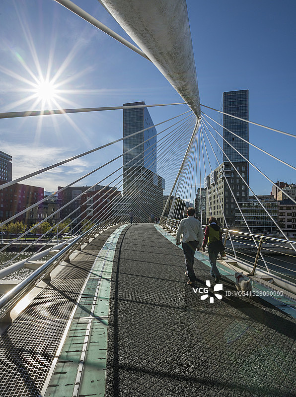 西班牙毕尔巴鄂的祖比祖里拱形人行桥图片素材